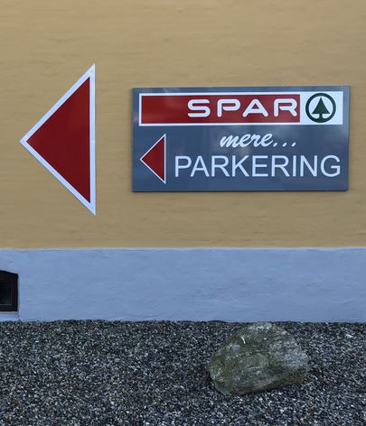 Skilt og pile i aluminium hos Spar i Gandrup
